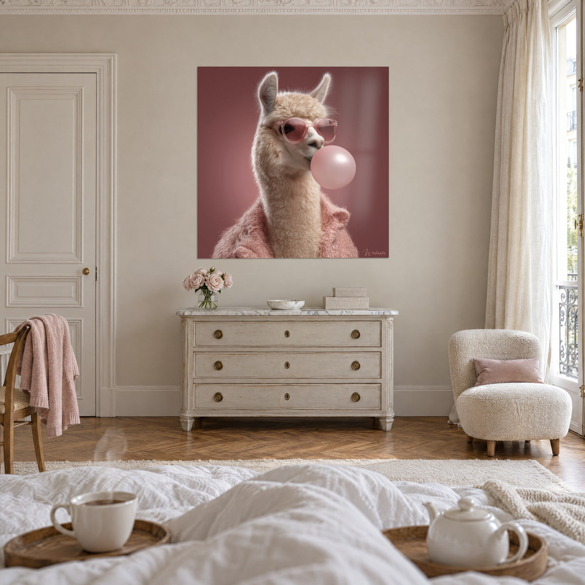 Gemälde Kameliden mit rosatönter Brille und großer blasser Blase, elfenbeinfarbenes Fell auf pflaumenfarbenem Hintergrund, über einem Bett in einem hellen Schlafzimmer