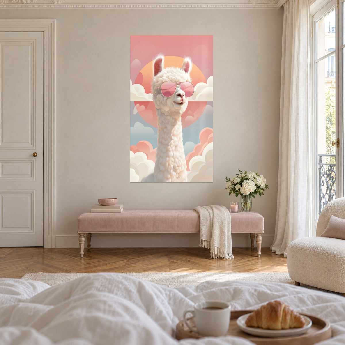 Tableau lama arborant lunettes roses, long cou frisé ivoire, nuages corail et soleil orangé, au-dessus d'un lit dans une chambre claire