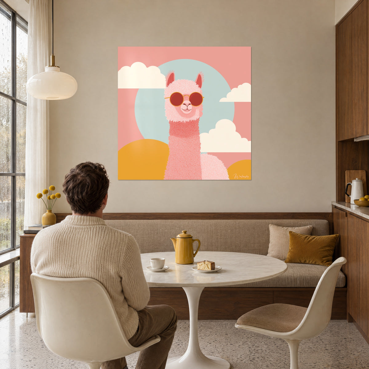Gemälde Lama in Pastell mit goldgerahmter runder Brille, lachsfarbener Hintergrund und blaue Sonne, Mann von hinten am Esstisch in einem Speisezimmer