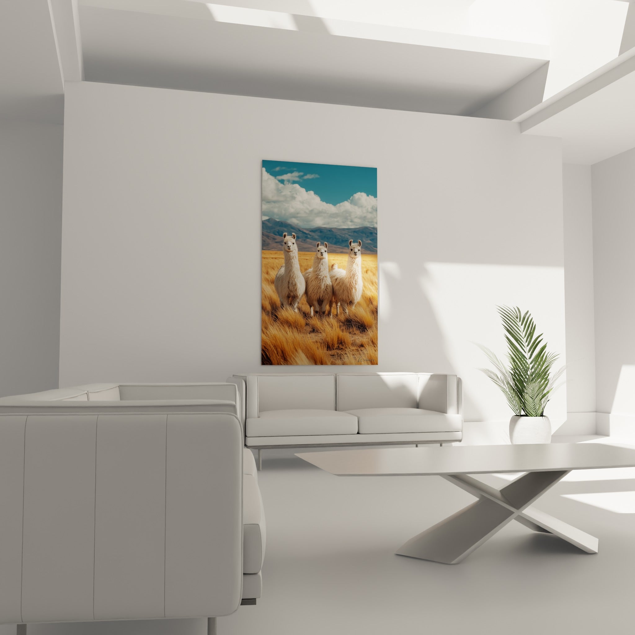 Silhouettes de lamas blancs sur fond de montagnes bleutées, au-dessus d'un canapé dans un salon lumineux