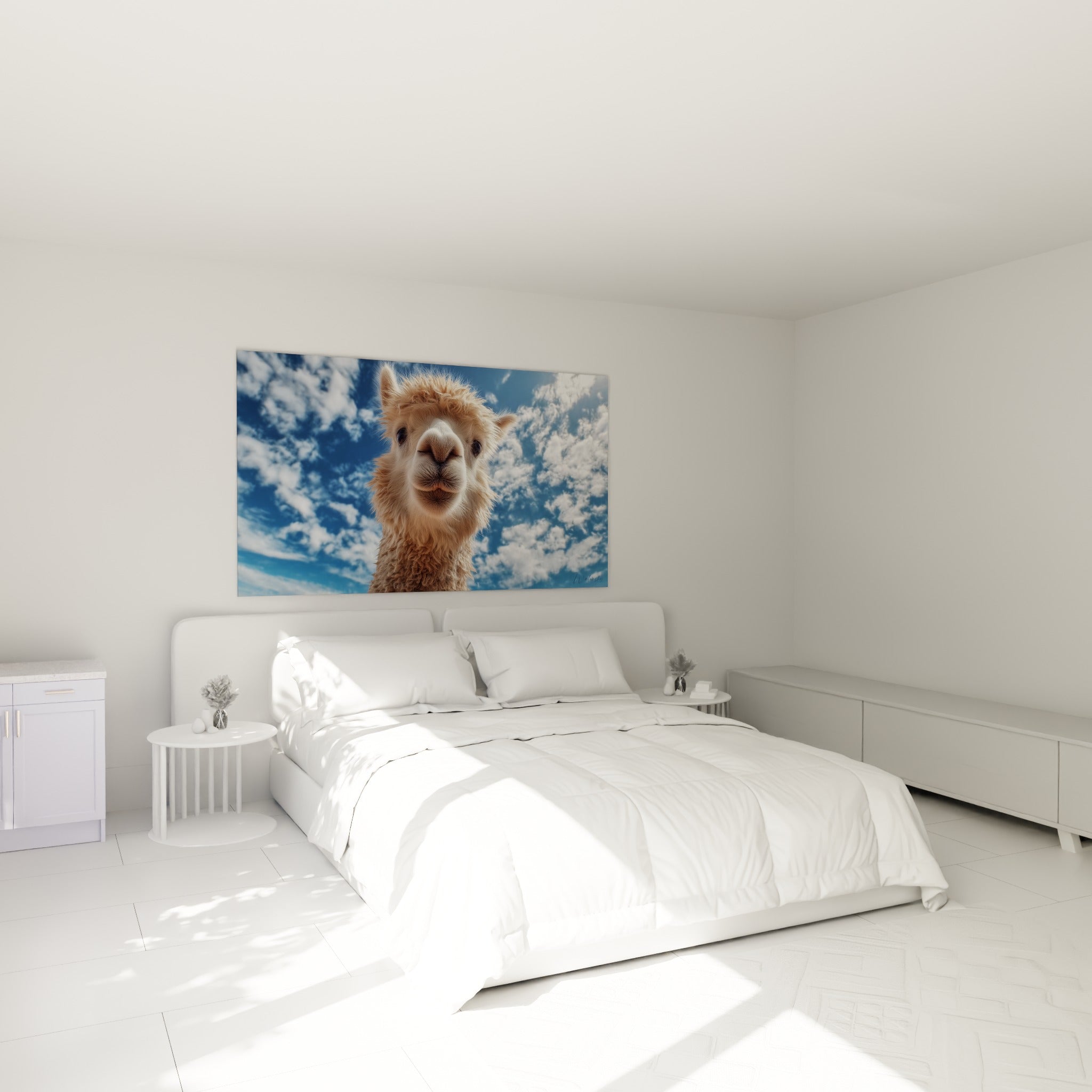 Museau attendrissant du lama beige et blanc placé au-dessus d'un lit dans une chambre claire