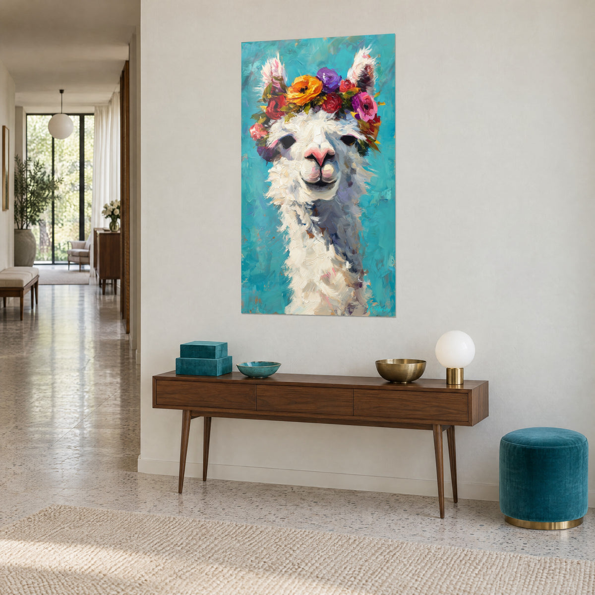 Cuadro retrato de llama con lanudo pelaje crema coronada con rosas rojas y peonías fucsia, toques turquesa, consola de madera, pasillo luminoso