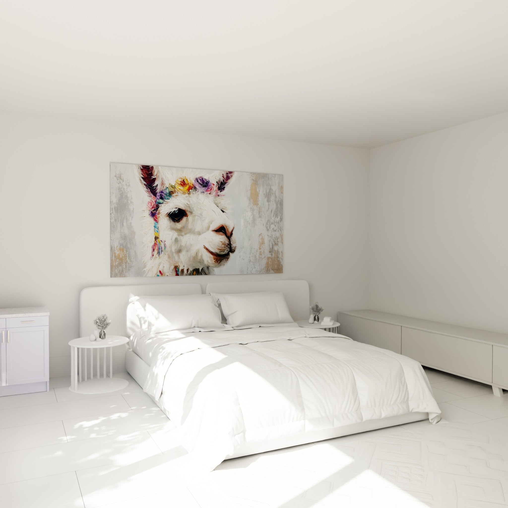 Museau rosé du lama fleuri en violet et jaune, accroché au-dessus d'un lit dans une chambre claire
