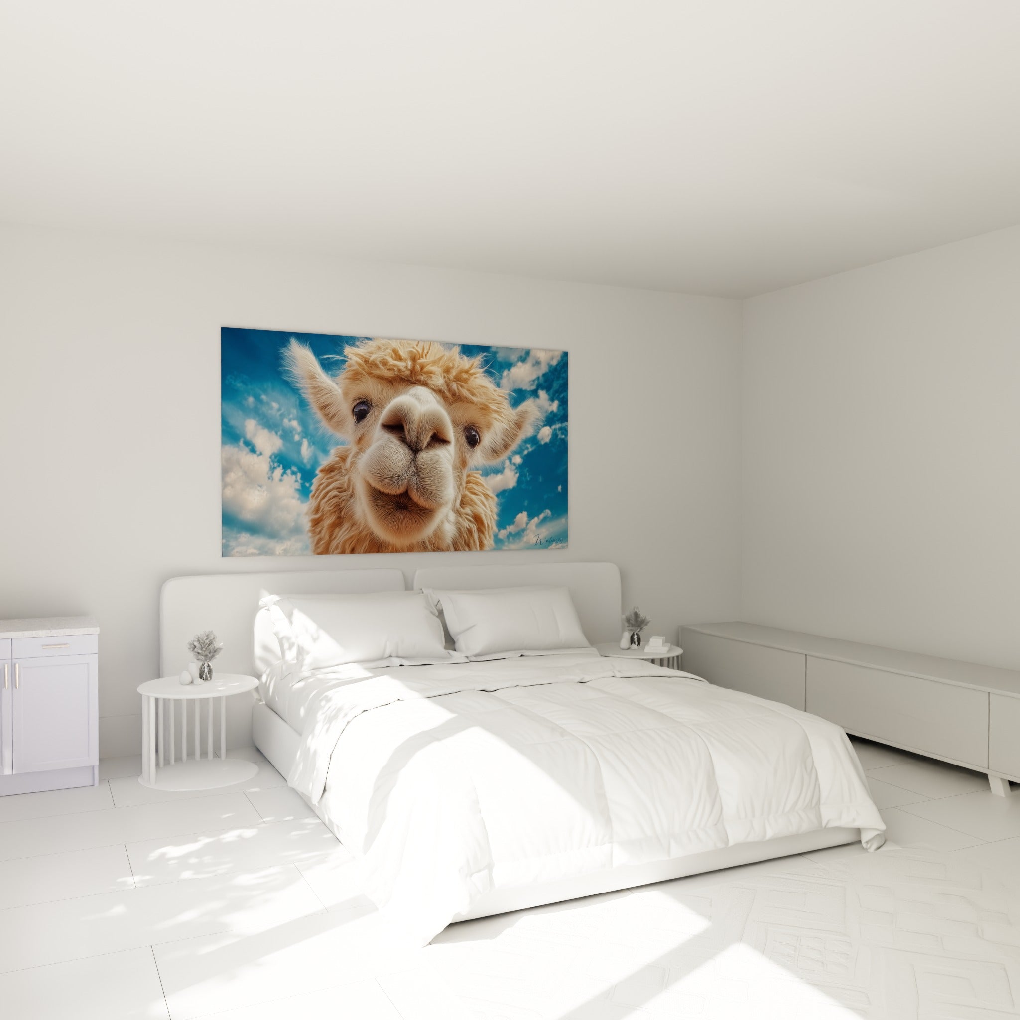 Museau de lama beige et yeux expressifs, œuvre accrochée au-dessus d'un lit dans une chambre claire