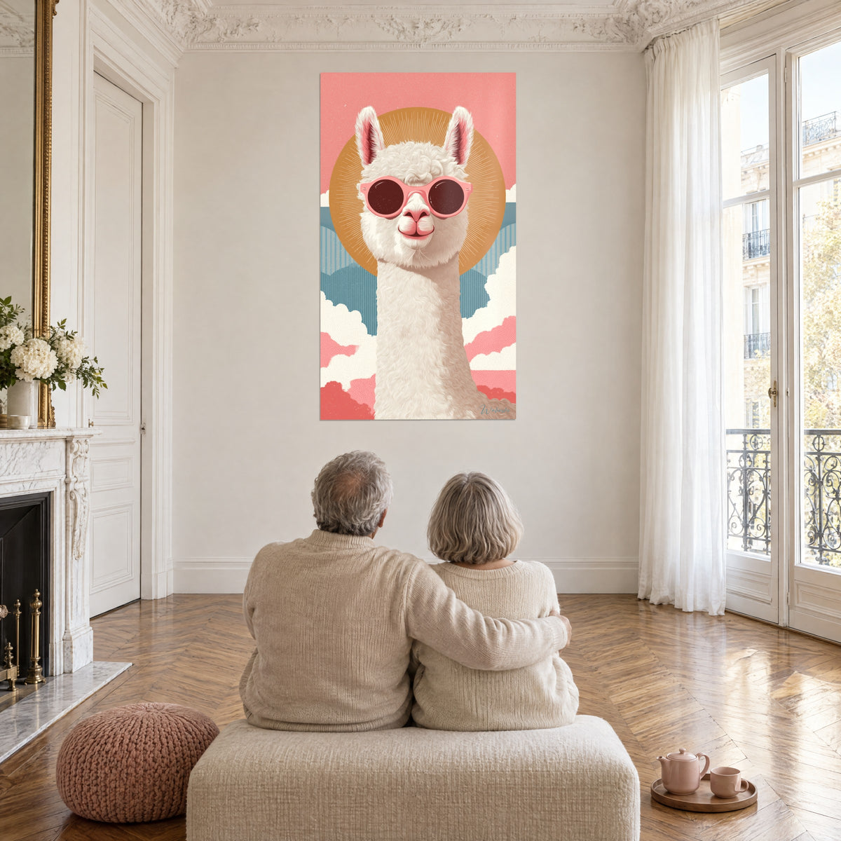 Quadro Lama bianco elegante, occhiali tondi rosa pallido, alone dorato e cielo corallo, coppia anziana abbracciata di spalle, soggiorno con pavimento in parquet in stile haussmanniano