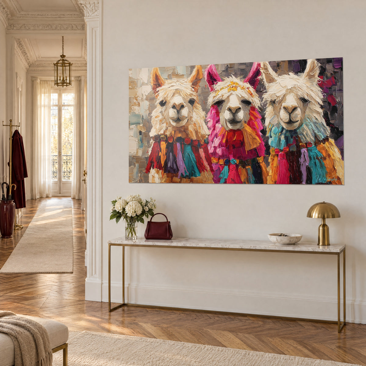 Cuadro tres alpacas con collares de pompones rojos y amarillo mostaza, pintura gruesa, vista de tres cuartos, consola dorada estilo haussmanniano