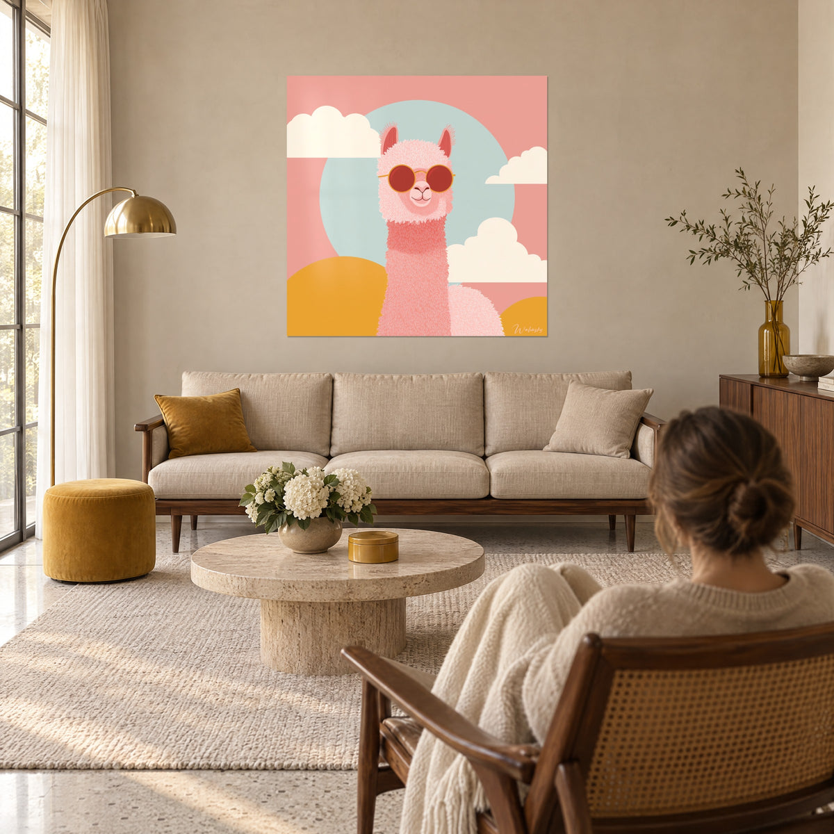 Gemälde Alpaka rosa mit runder roter Brille vor hellblauem Kreis, senfgelb, Frau von hinten, über einem Sofa in einem hellen Wohnzimmer