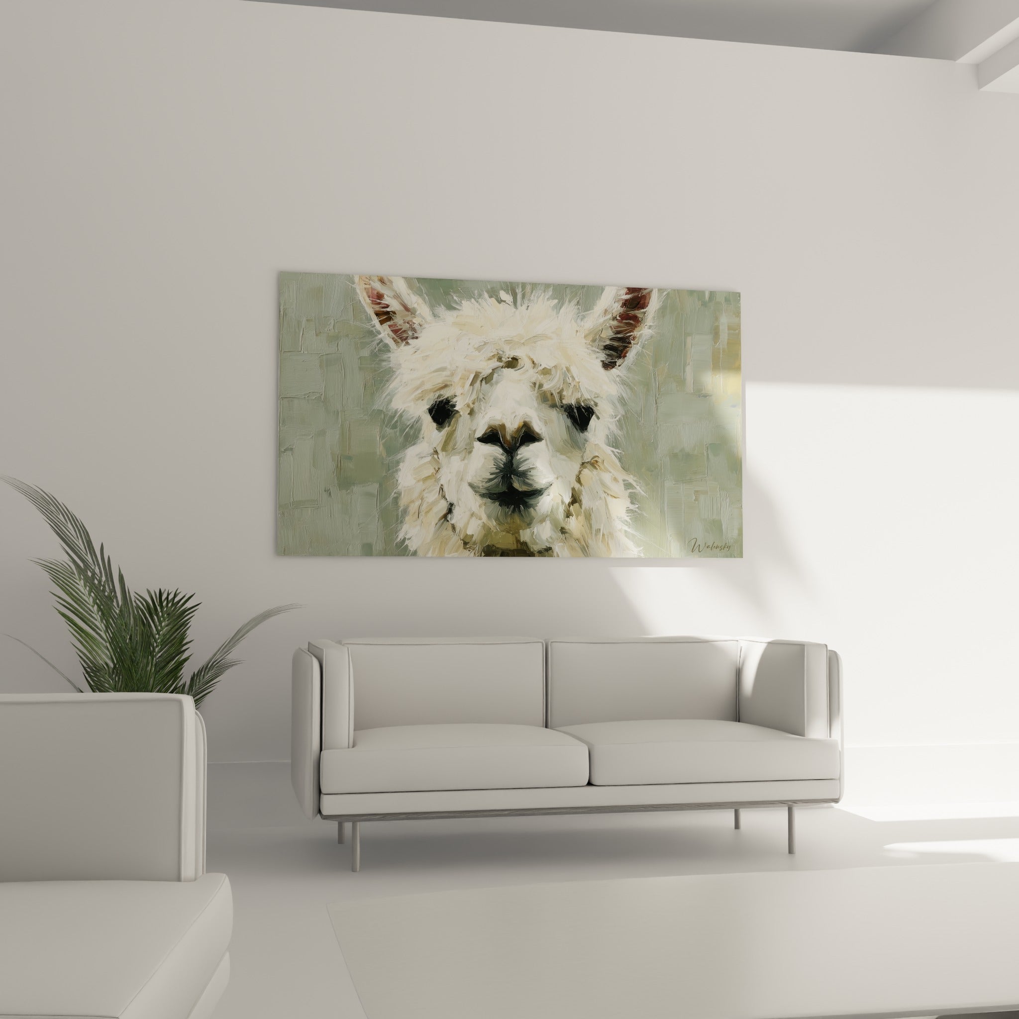 Oreilles roses et brunes du lama peint en relief, suspendu au-dessus d'un canapé dans un salon lumineux