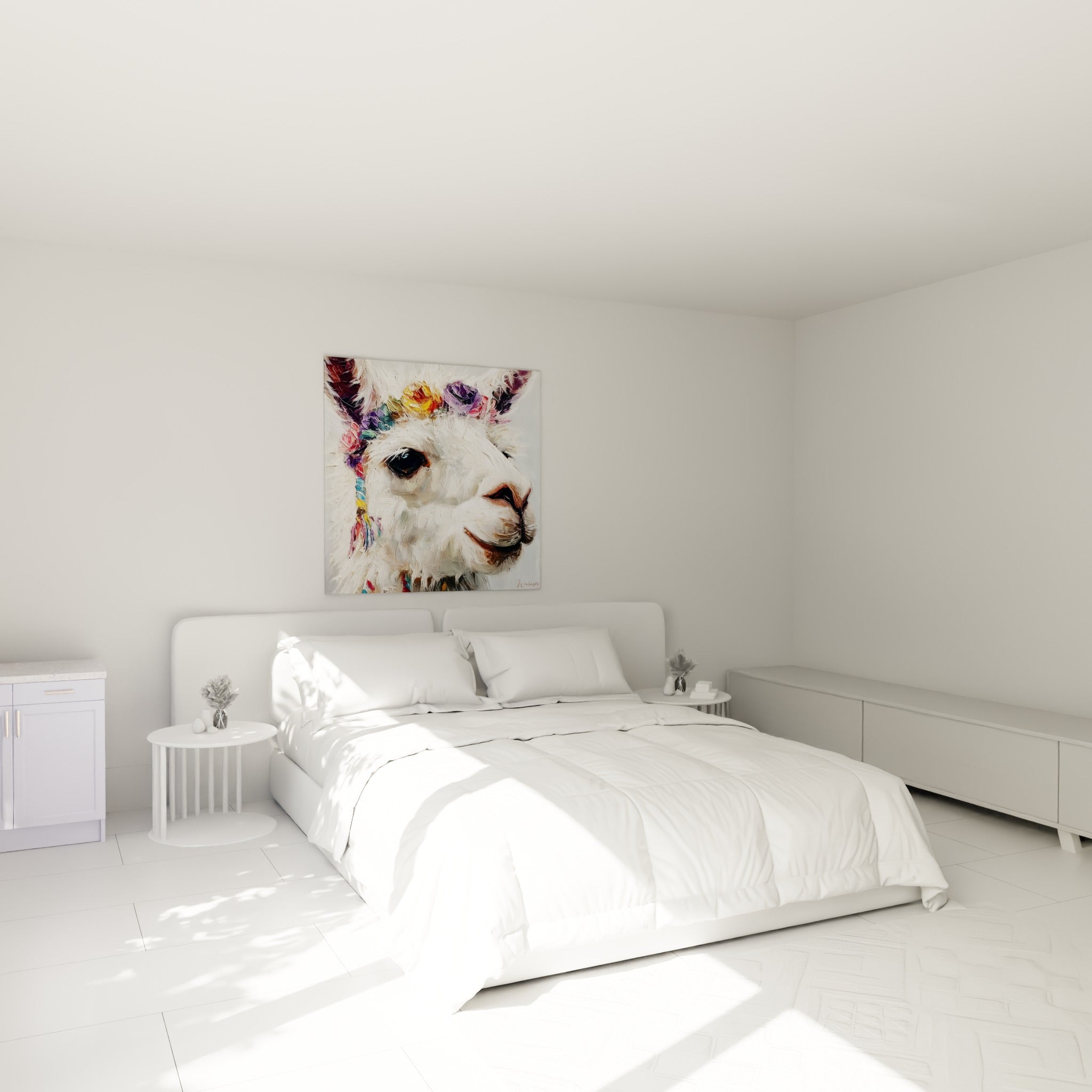 Portrait de lama fleuri aux tons crème et violet, accroché au-dessus d'un lit dans une chambre claire