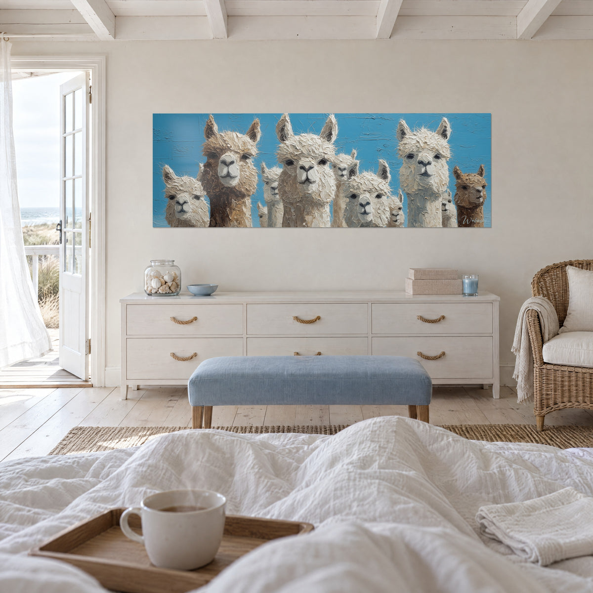 Cuadro retratos de alpacas marfil y marrón, empastes de pintura sobre fondo turquesa, encima de una cama en un dormitorio luminoso