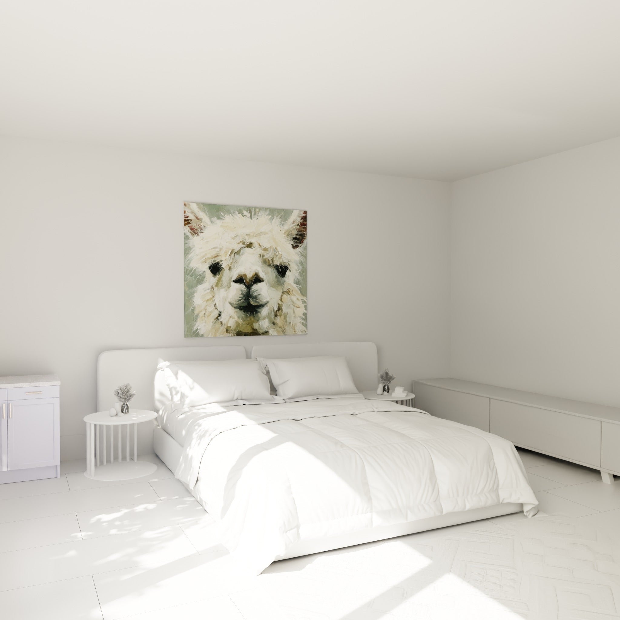 Portrait de lama crème et brun rouille au-dessus d'un lit dans une chambre claire