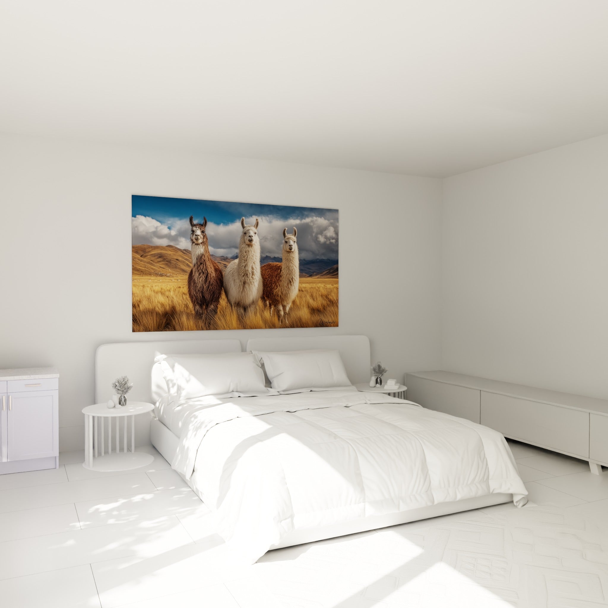 Lamas au pelage brun et crème dominant une prairie ocre, accrochés au-dessus d'un lit dans une chambre claire
