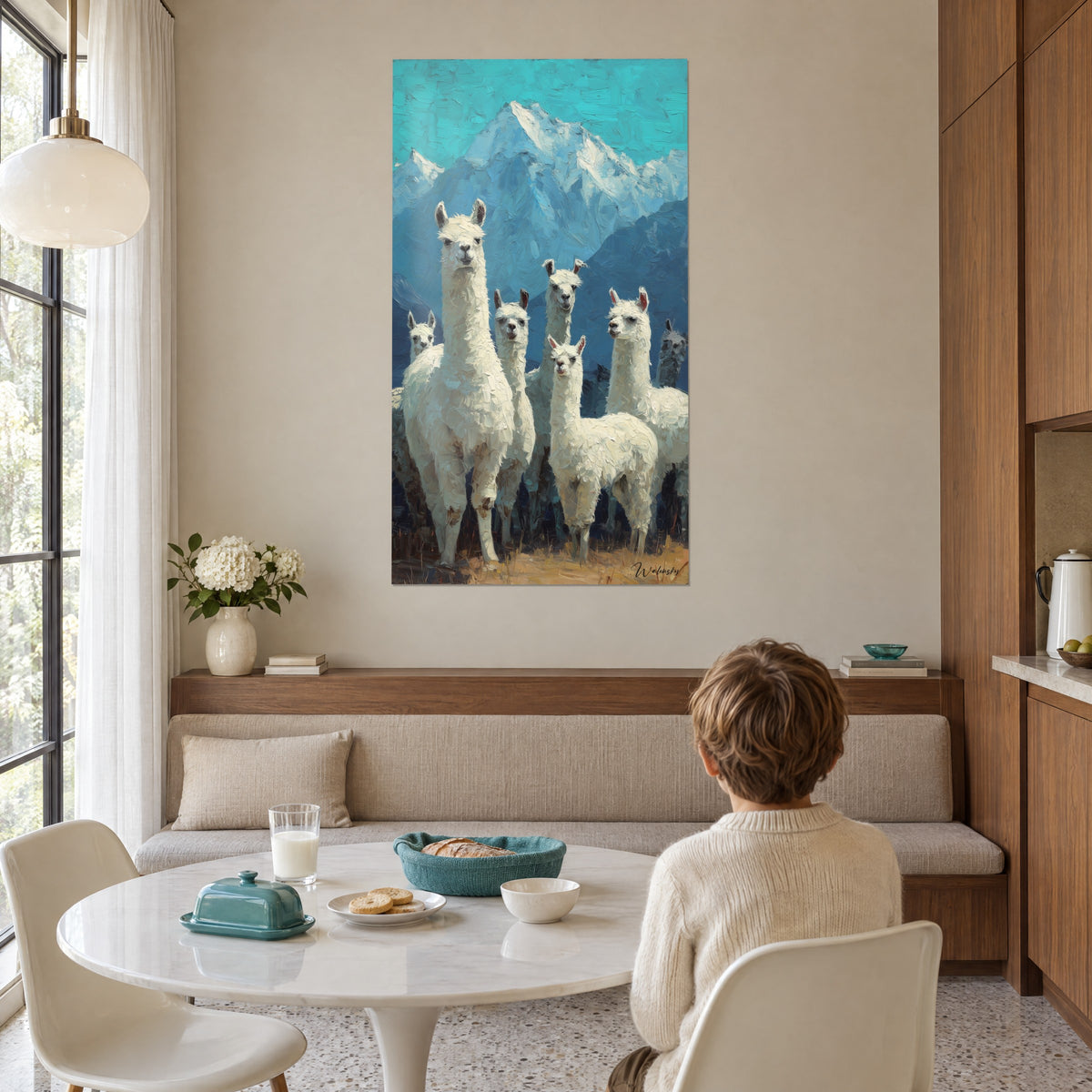 Quadro lama dalle orecchie dritte, vello crema a pennellate spesse, montagna blu ghiacciaio, in un angolo pranzo luminoso
