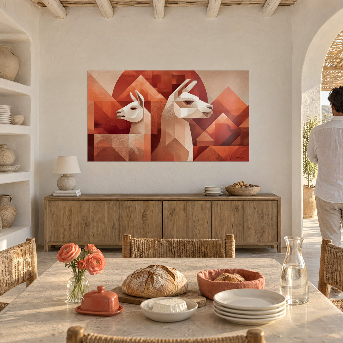Schilderij polygonale lama-profielen in roze beige op een roestkleurige en koperen achtergrond, gepleisterde muur boven een dressoir van licht hout