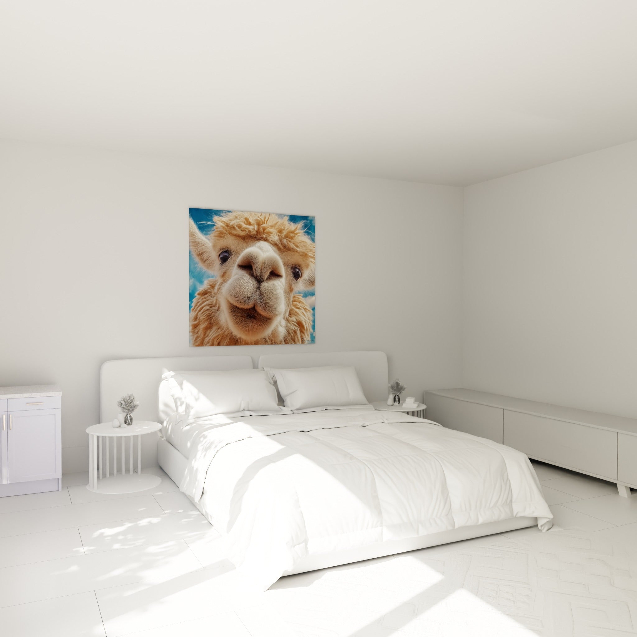 Museau de lama beige et crème texturé au-dessus d'un lit dans une chambre claire
