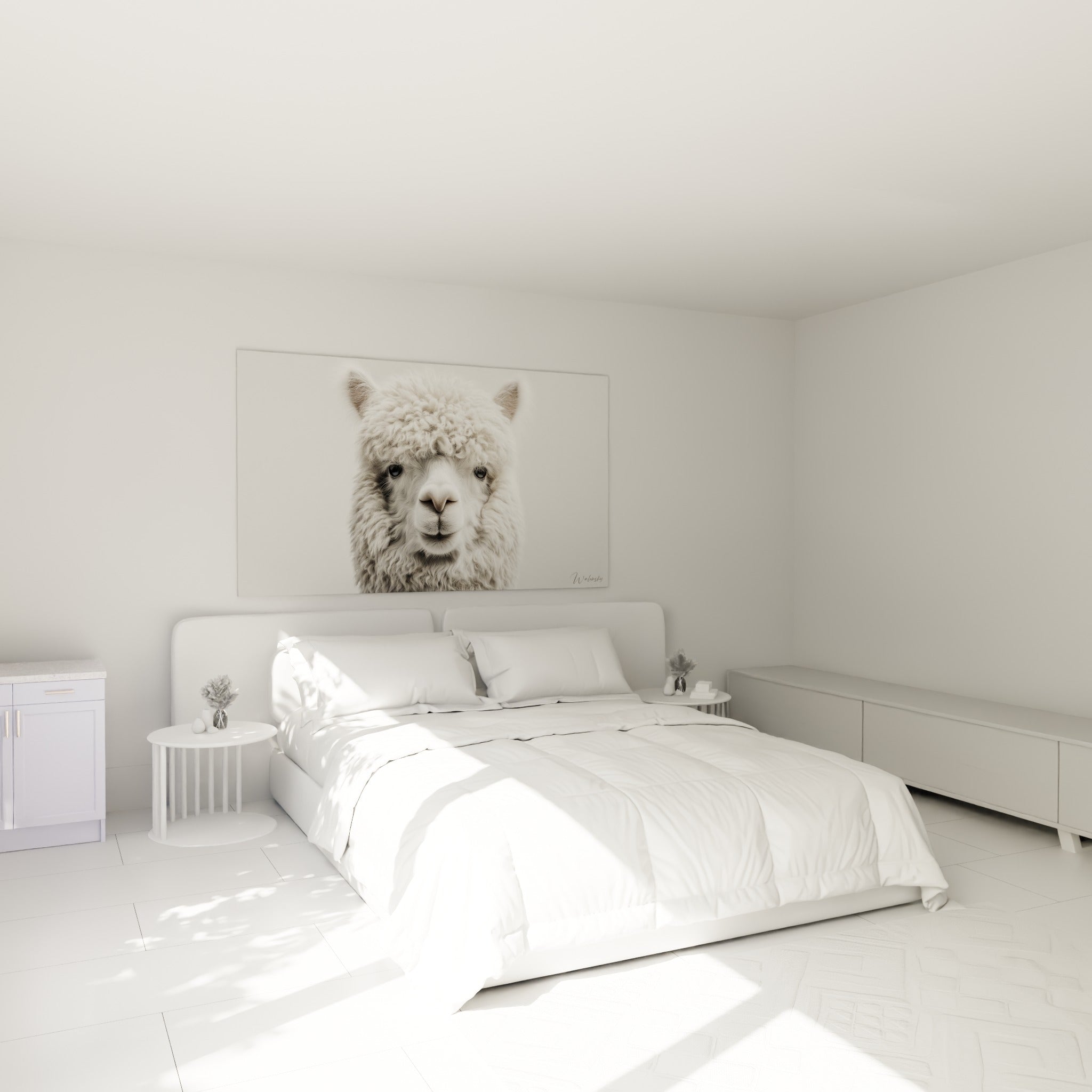 Lama laineux blanc et gris aux oreilles dressées accroché au-dessus d'un lit dans une chambre claire