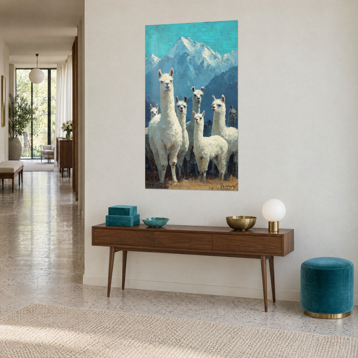 Quadro alpaca lanose dal vello avorio, cielo turchese e cime azzurrate, su una parete beige accanto a una console in legno