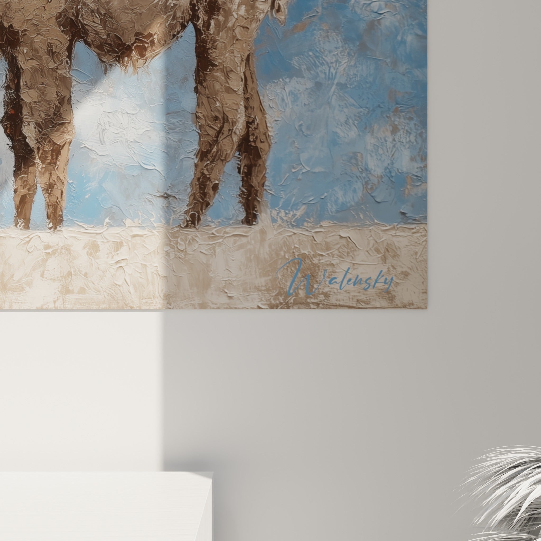 Matière épaisse en relief révélant coulures beige et touches dorées sur fond bleu du tableau lama