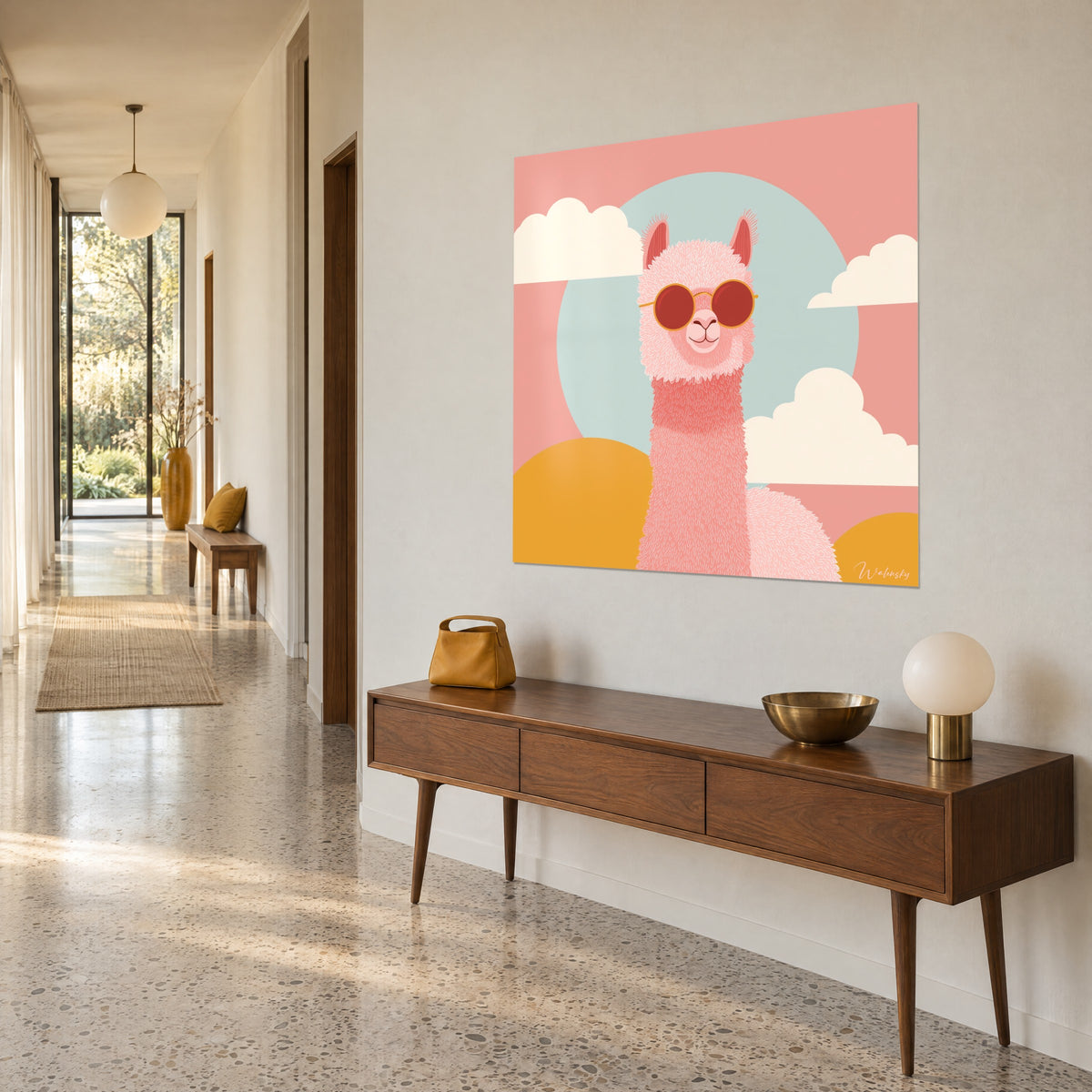 Gemälde Lama flauschig in Korallenrosa und cremefarbenen Wolken, dreiviertel Ansicht an beiger Wand, dunkles Holzbuffet im Flur