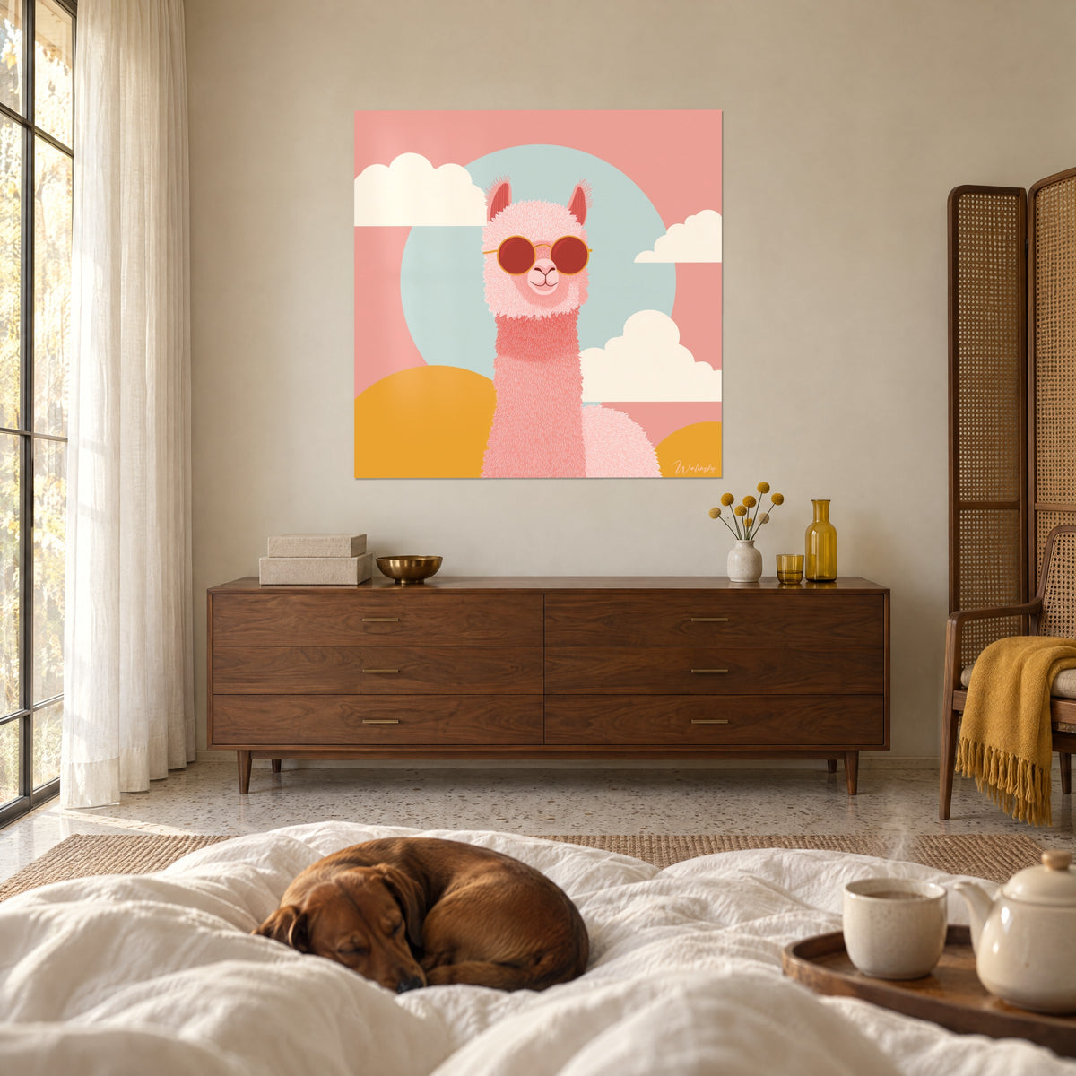 Gemälde Lama mit blassrosa Fell und roter Brille, blau-grüner Kreis, Dackel schlafend auf dem Bett, über einem Bett in einem hellen Schlafzimmer