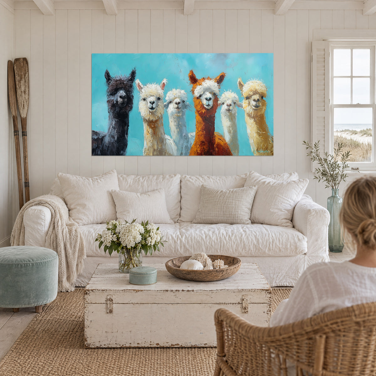 Gemälde sechs Lamas mit Blick in die Kamera, rotbraunes und anthrazitfarbenes Fell vor türkisfarbenem Himmel, über einem Sofa in einem hellen Wohnzimmer