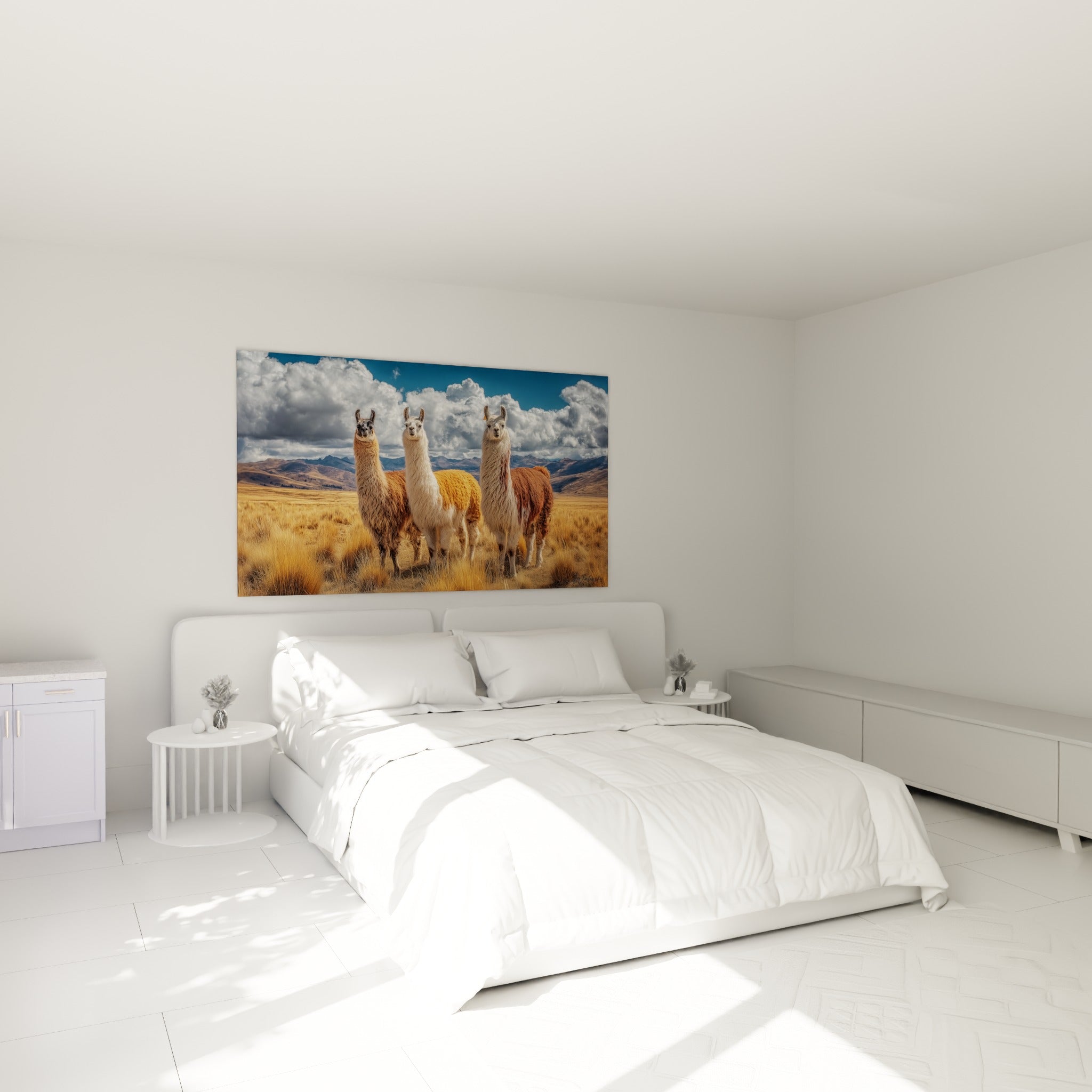 Lamas fauve et blanc face à la caméra au-dessus d'un lit dans une chambre claire