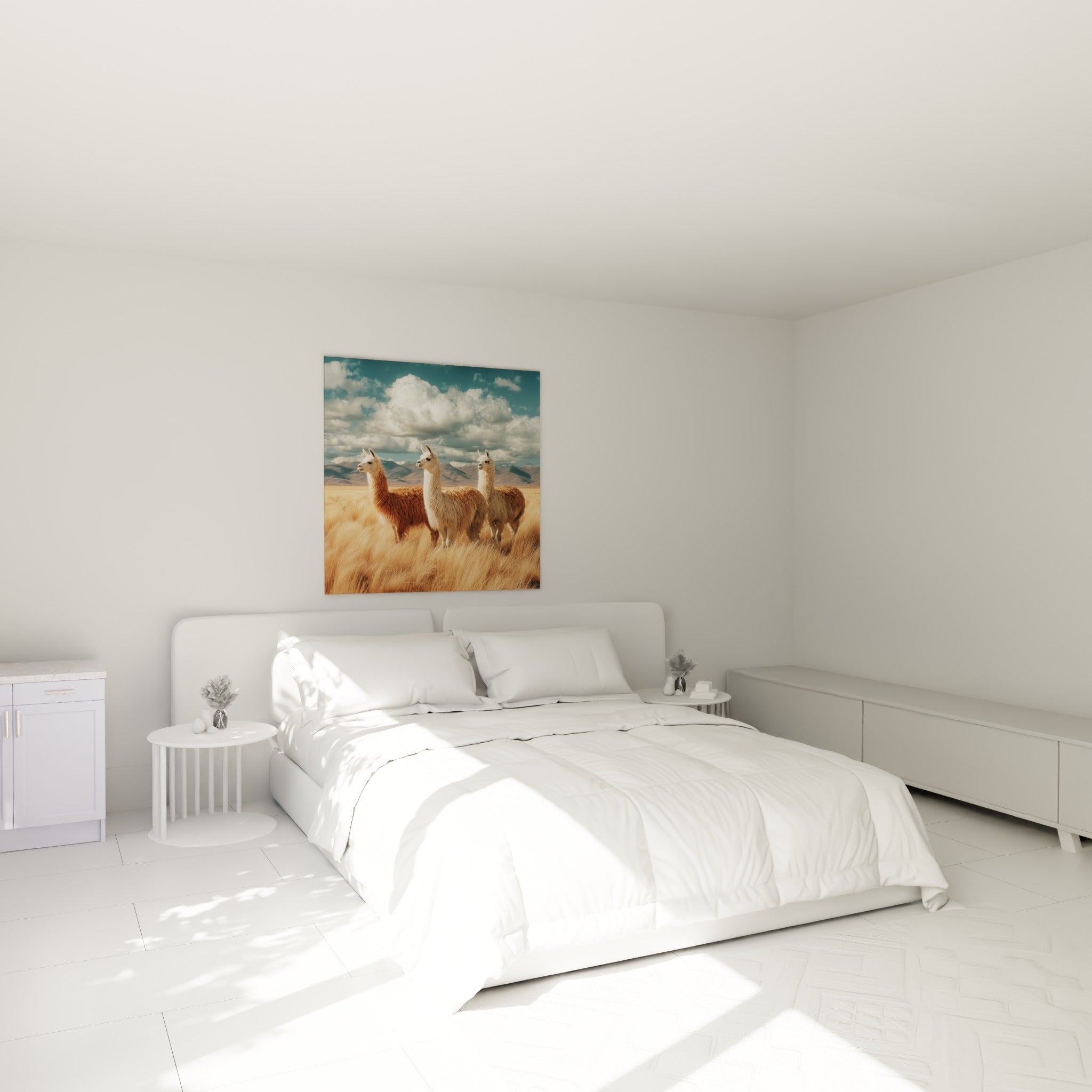 Lamas bruns et crème traversant les herbes hautes, œuvre accrochée au-dessus d'un lit dans une chambre claire