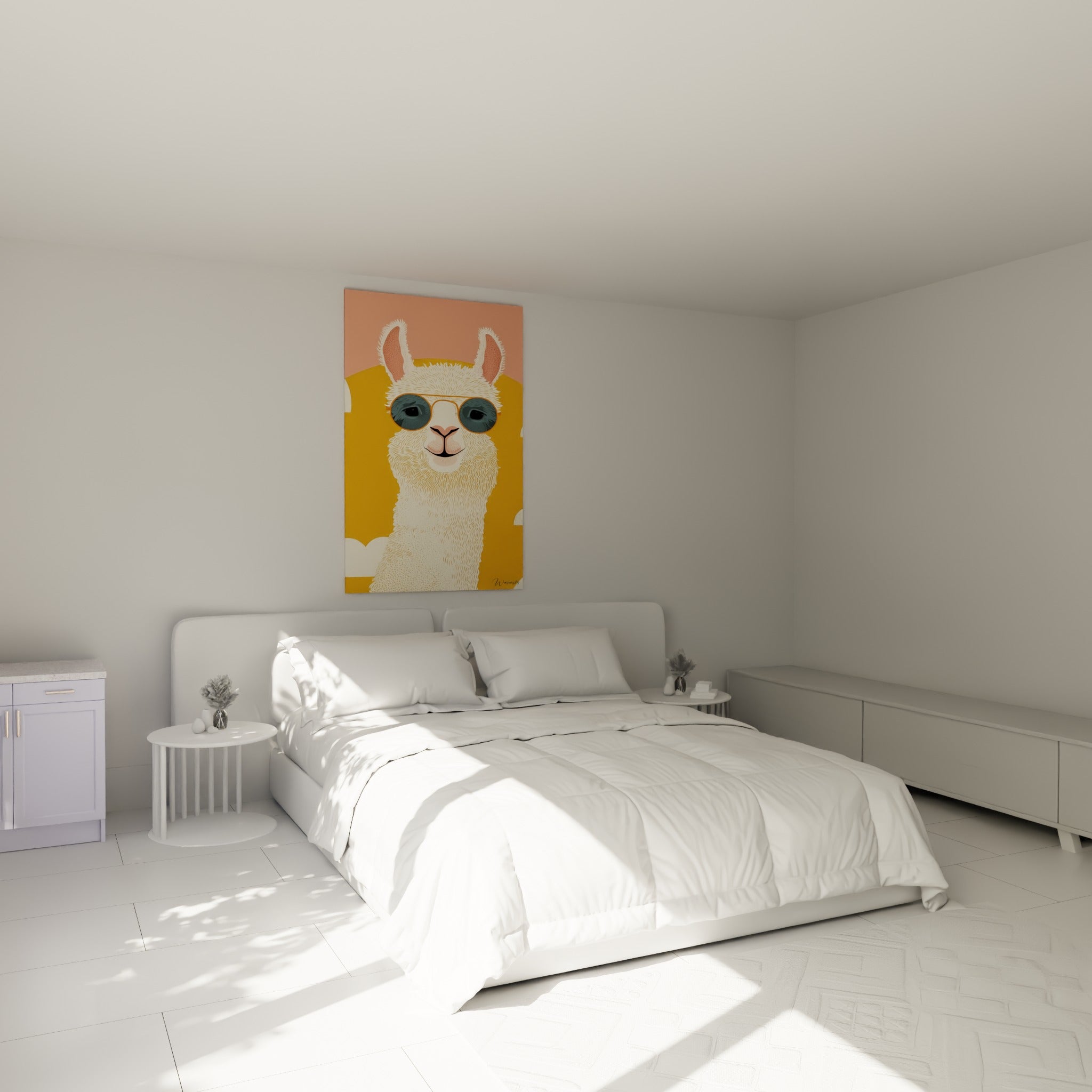 Portrait de lama souriant aux lunettes dorées, jaune et rose, au-dessus d'un lit dans une chambre claire
