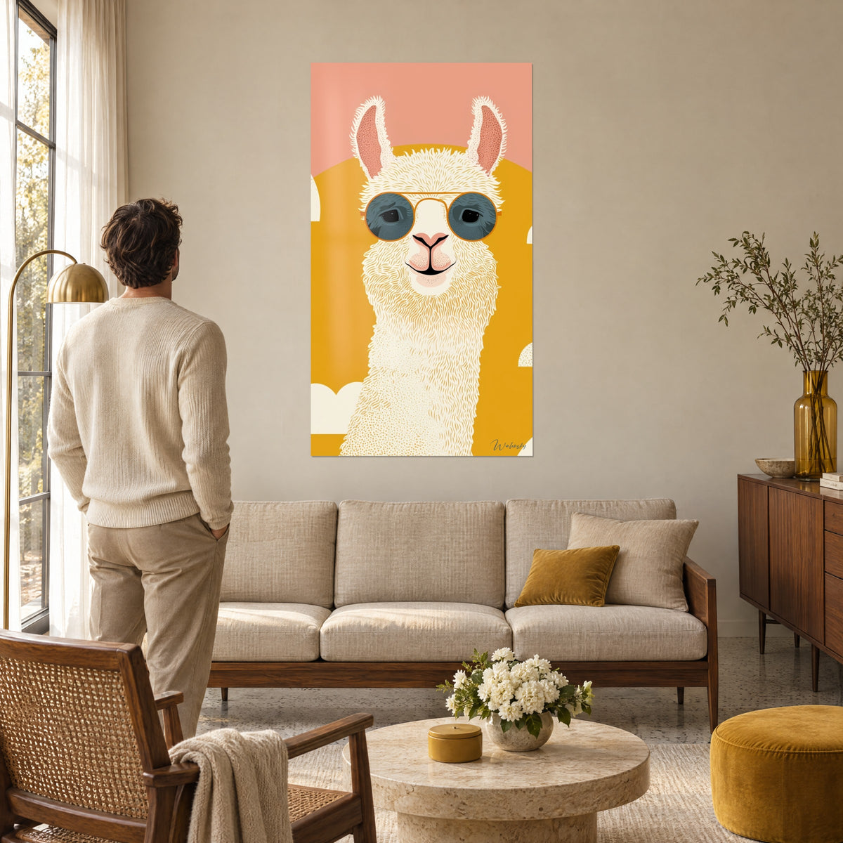 Cuadro de una llama con gafas redondas, pelaje crema, fondo amarillo mostaza y cielo rosa salmón, encima de un sofá en un salón luminoso