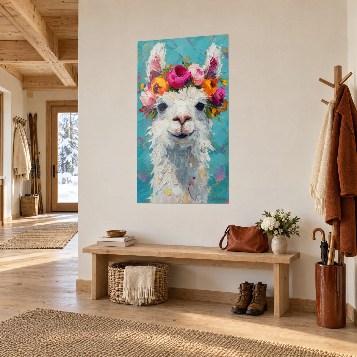 Quadro alpaca lanosa dal sorriso malizioso, fiori fucsia e arancio, sfondo blu turchese, nell'ingresso di uno chalet in legno chiaro