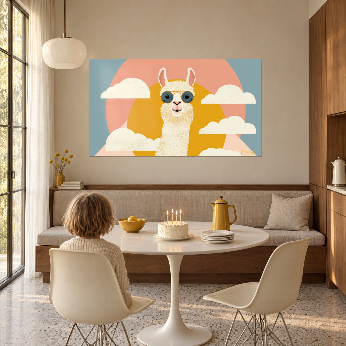 Gemälde Illustration eines lächelnden Lamas mit cremefarbenen Wolken, senfgelber Sonne und rosa Lichthof, in einer Essecke neben einer großen Fensterfront