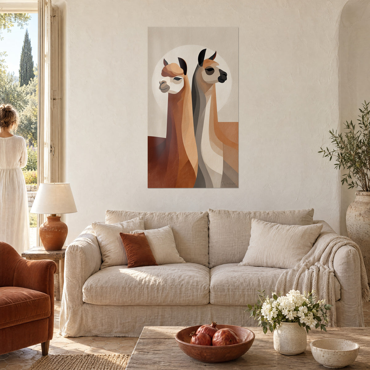 Gemälde zwei Lamas in Ocker und Anthrazit, schlanke Hälse vor cremefarbenem Halo, über einem Sofa in einem lichtdurchfluteten Wohnzimmer
