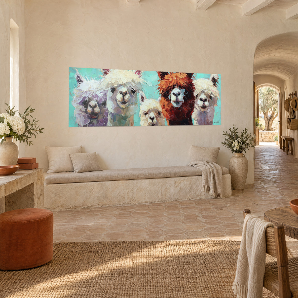 Quadro di un curioso branco di alpaca, musi bianchi e pelo arancio vivo su fondo turchese, in un casolare provenzale in pietra