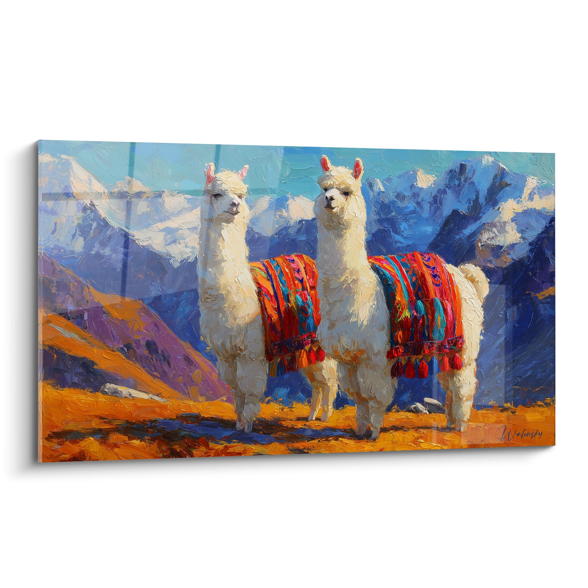 Lamas blancs parés de textiles rouge et turquoise devant des montagnes bleu marine enneigées