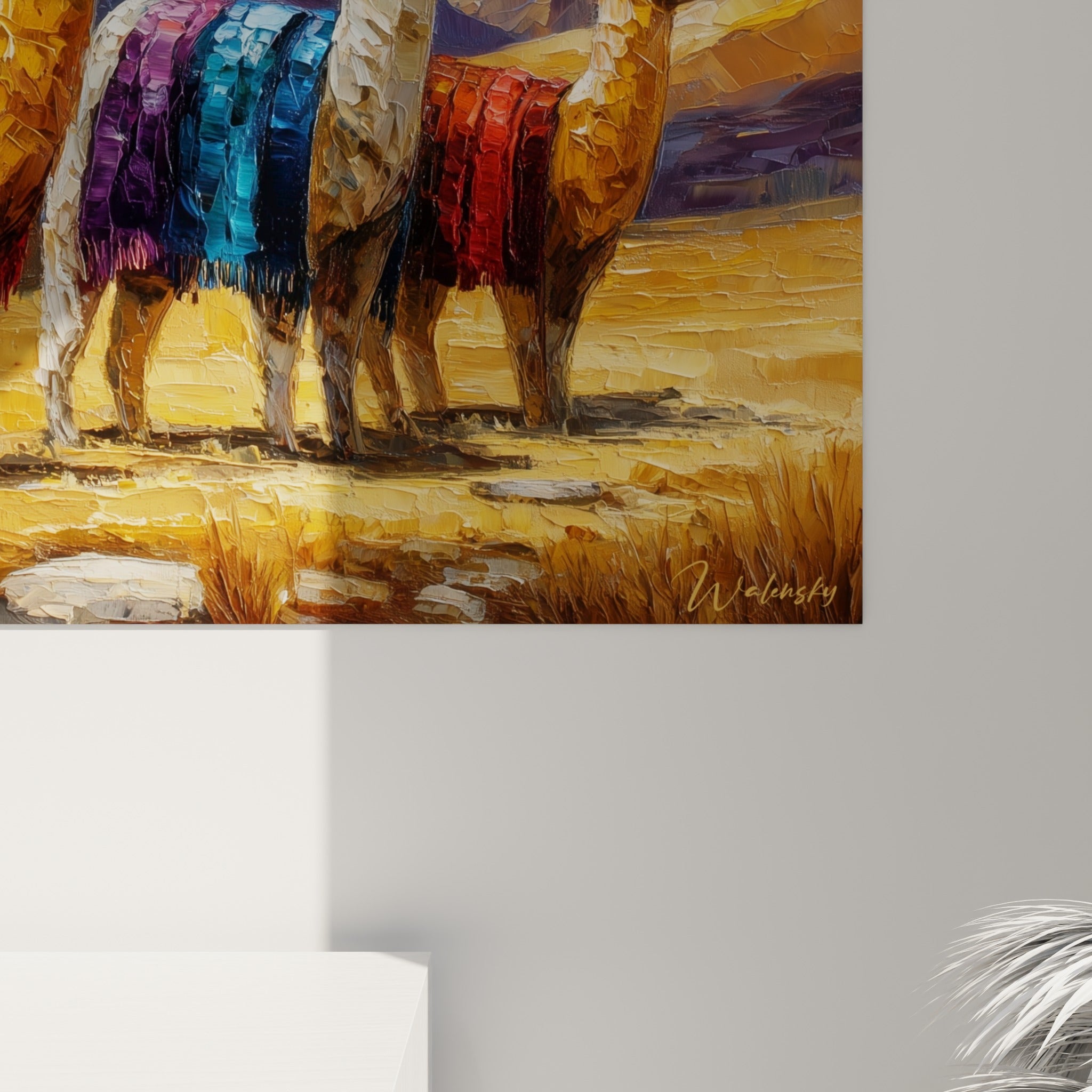 Empâtements épais de peinture dorée et bleu marine révélant le grain texturé du pelage des lamas