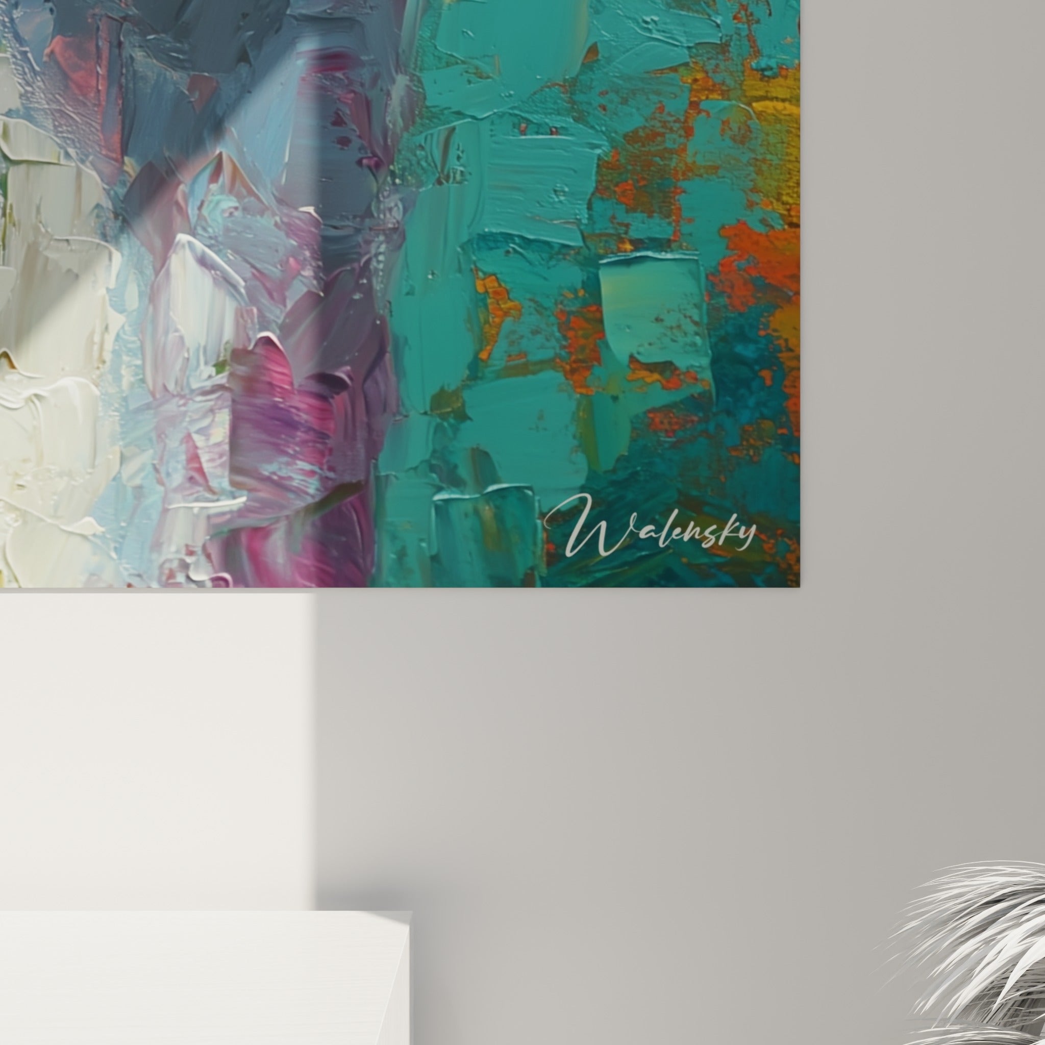 Empâtements épais et coulures de peinture blanche et turquoise sur ce portrait de lama fleuri