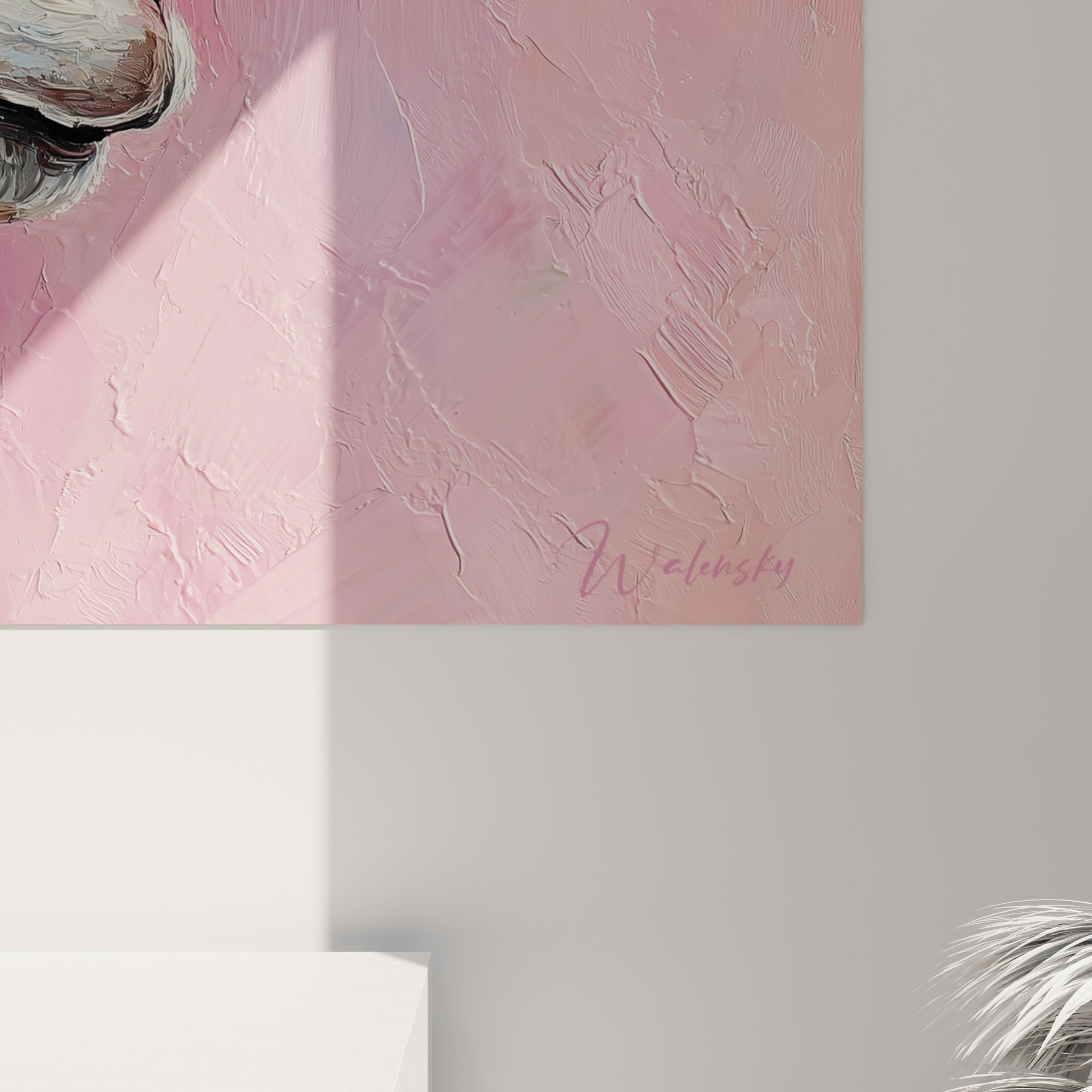 Matière épaisse de la peinture du lama, empâtements blancs et dorés se mêlant au rose poudré du fond