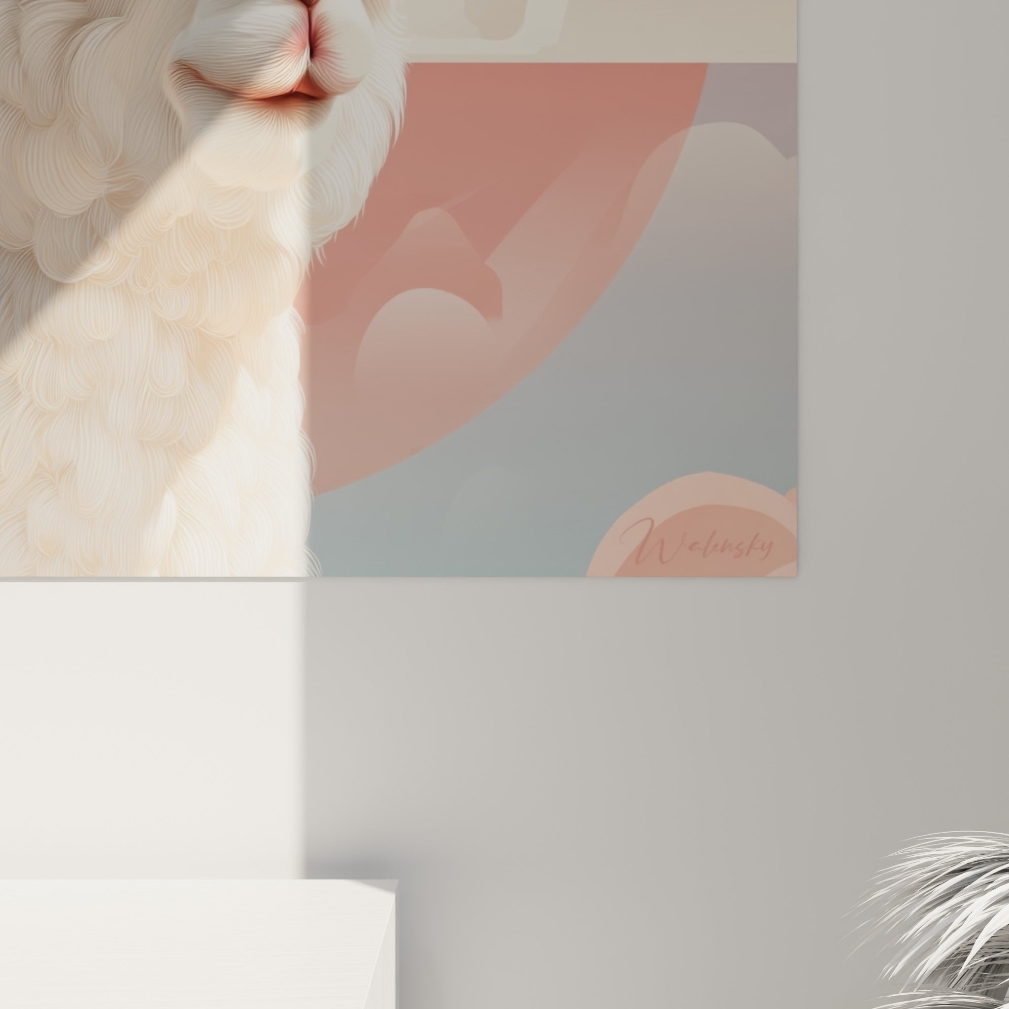 Texture bouclée de la laine blanche et crème du lama avec reflets roses et orangés des lunettes
