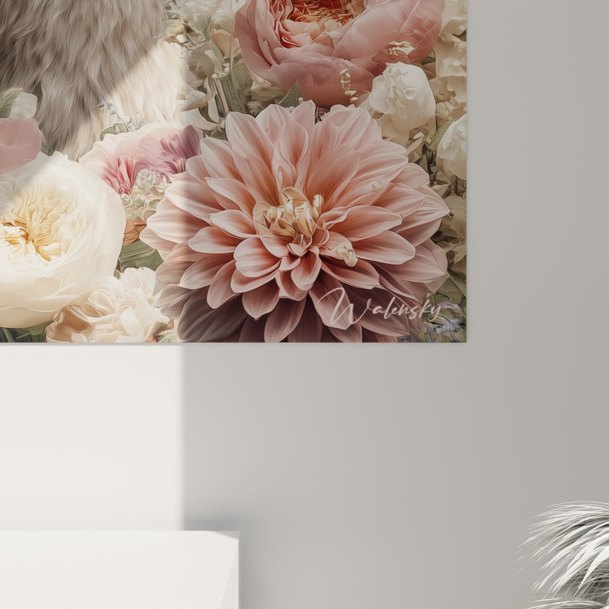 Détail des boucles laineuses blanches du lama et des pétales roses froissés en gros plan sur la toile