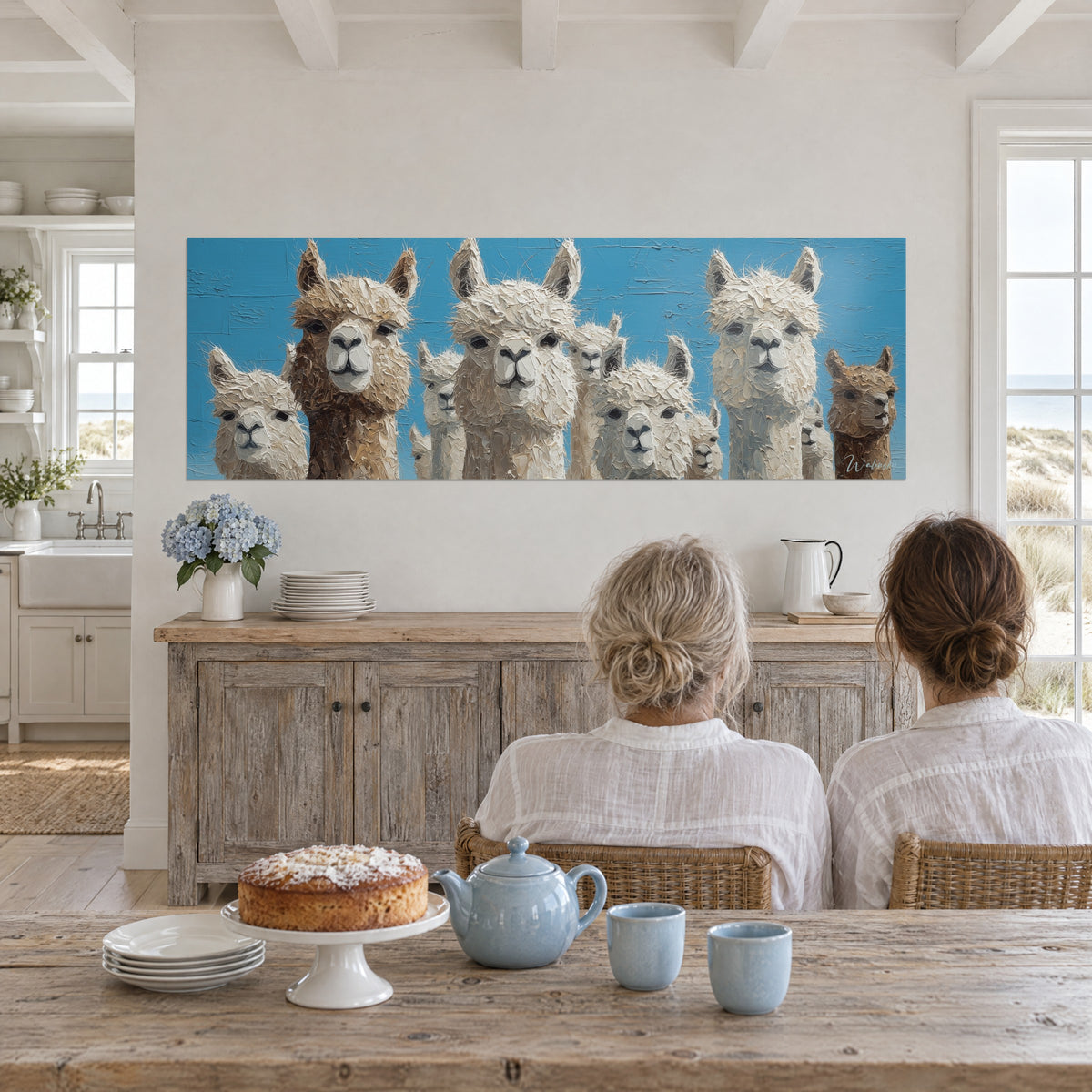 Cuadro hilera de llamas blancas y caramelo de ojos oscuros sobre cielo azul, frente a una mesa de madera y una tarta