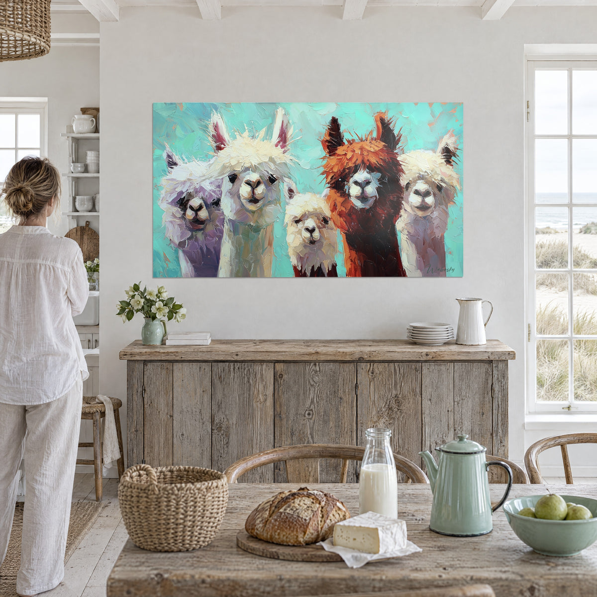 Gemälde eines rotbraunen Lamas mit dunklen Ohren, umgeben von cremefarbenen und lilafarbenen Schnauzen, blaugrüner Hintergrund, weiße Wand nahe einem Fenster mit Blick auf die Dünen