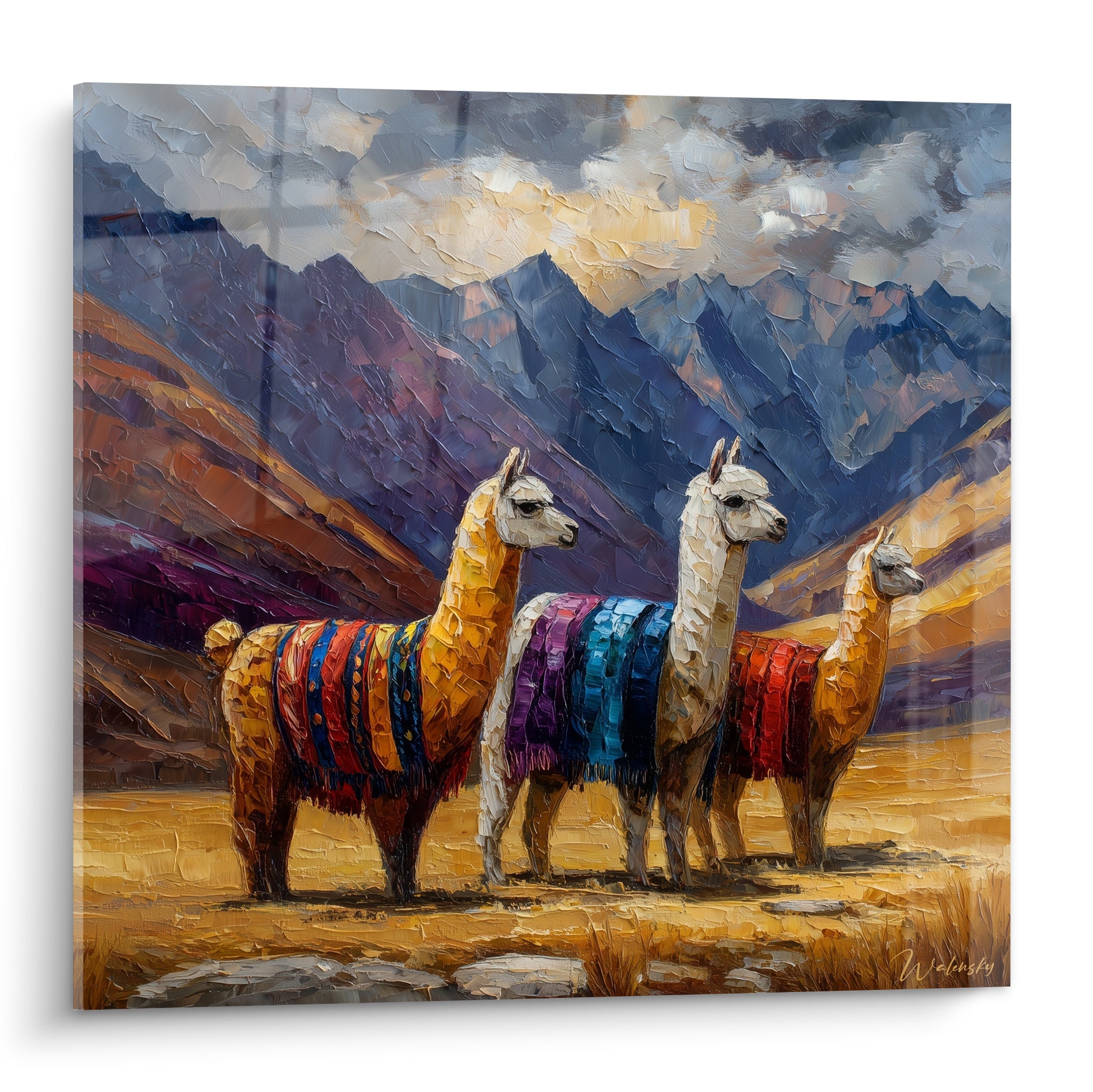 Trois lamas dorés et blancs aux couvertures rouge et bleue devant des montagnes anthracite peintes au couteau