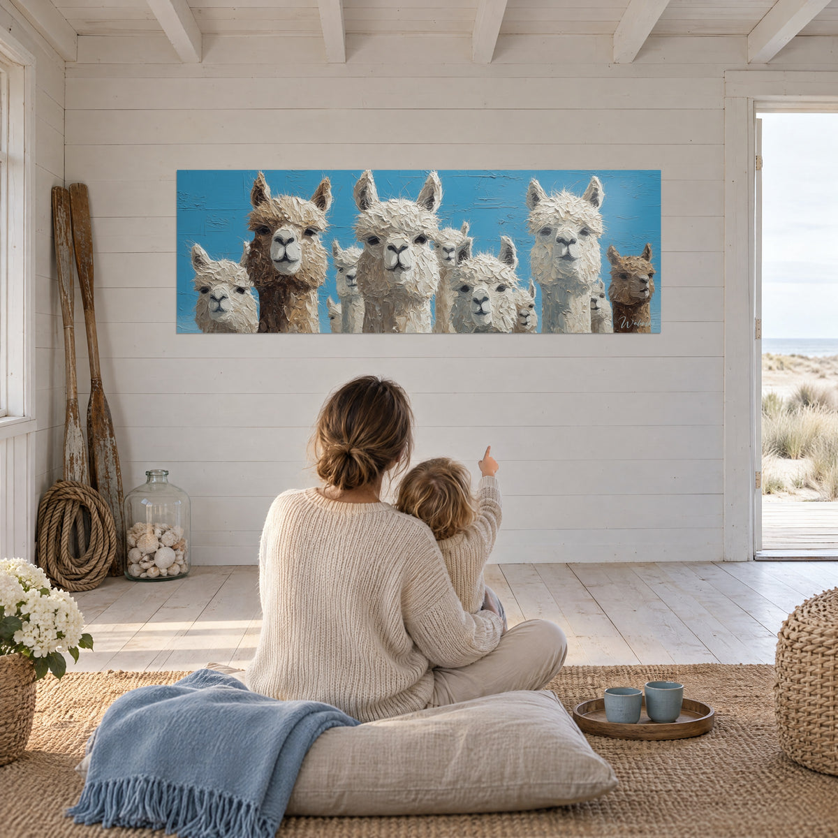 Cuadro grupo de alpacas curiosas, lana blanca y marrón texturizada, fondo azul vivo, en una habitación blanca cerca del mar