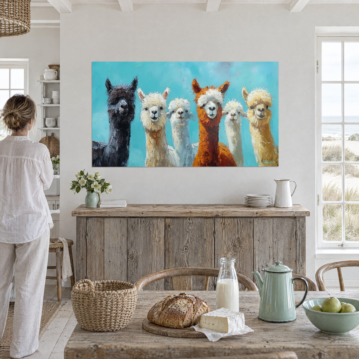 Gemälde Gruppenporträt von Lamas mit dichter Wolle in Rot- und Elfenbeintönen vor azurblauem Hintergrund, in einem Esszimmer am Meer