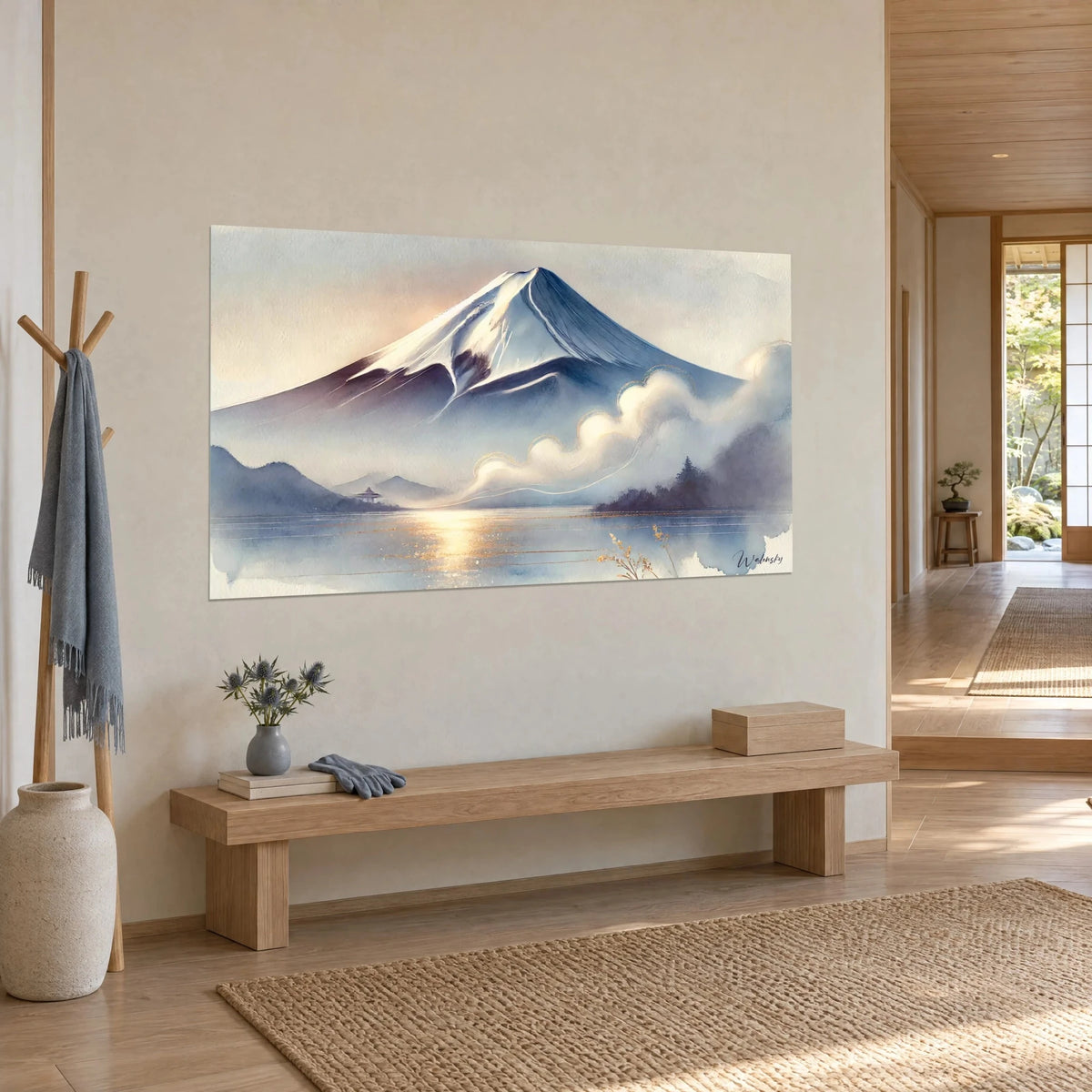 Schilderij heilige vulkaan met indigo en crème hellingen, gouden weerspiegeling op het water, hangend in een lichte japandi-hal