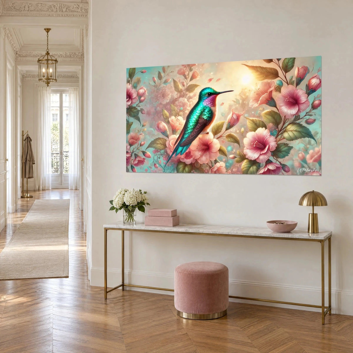 Schilderij violetkeelkolibrie omringd door lichtroze hibiscus en olijfgroene bladeren, aan een muur in Haussmann-stijl