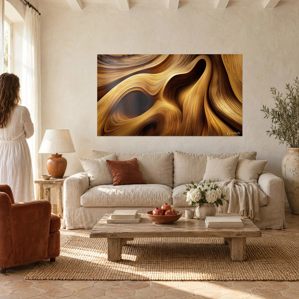 Quadro con venature di quercia ondulate dorate e marroni, una donna in abito bianco di spalle, sopra un divano in un soggiorno luminoso