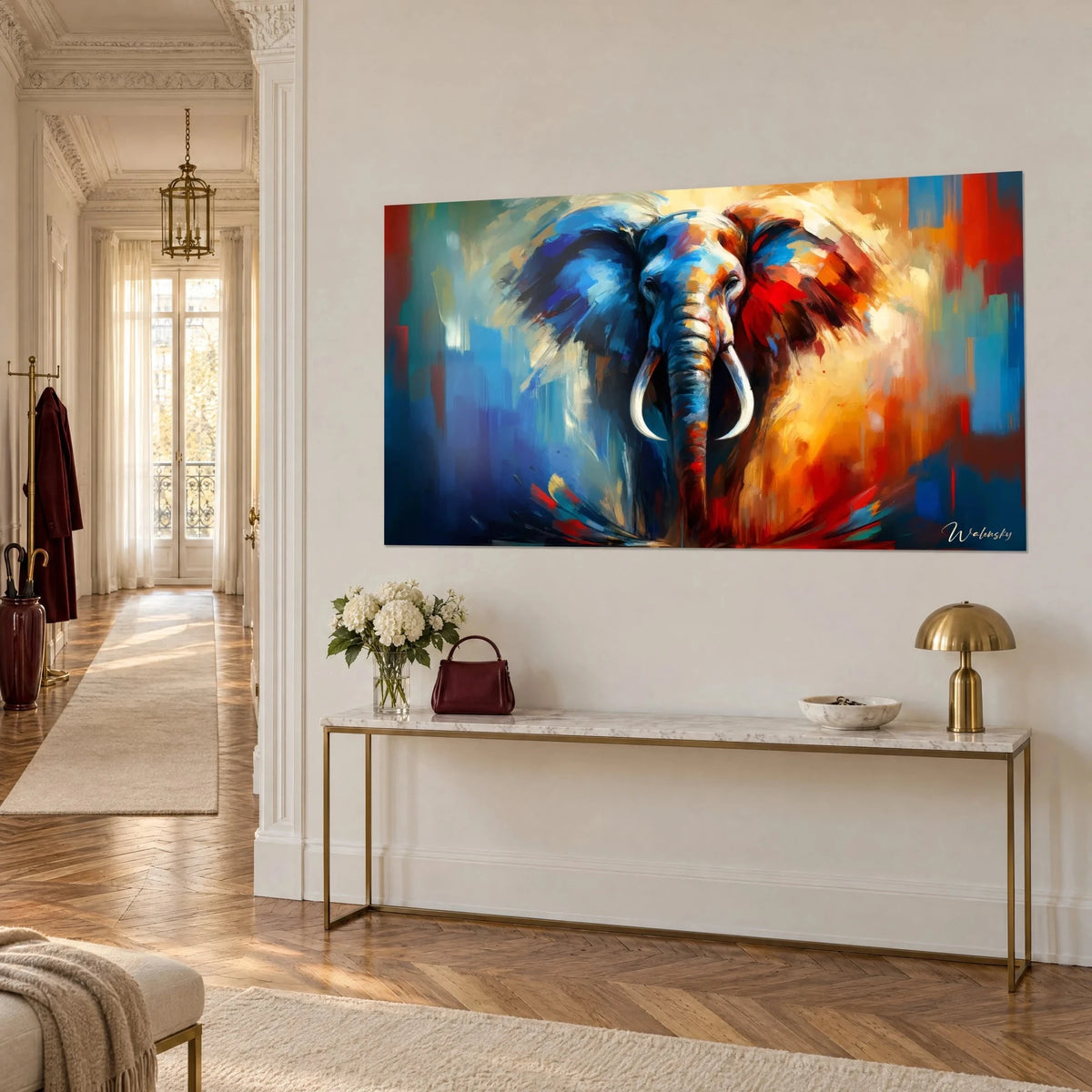 Quadro di pachiderma con pennellate arancio e indaco, proboscide striata, di fronte a una consolle dorata in un corridoio in stile haussmanniano