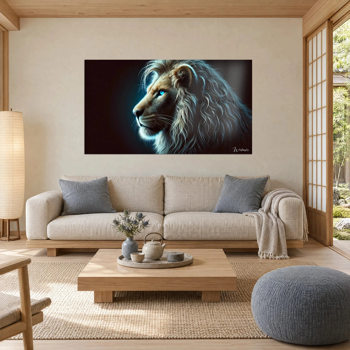 Tableau lion de profil à l'œil bleu électrique, crinière beige et argentée sur fond noir, au-dessus d'un canapé dans un salon lumineux