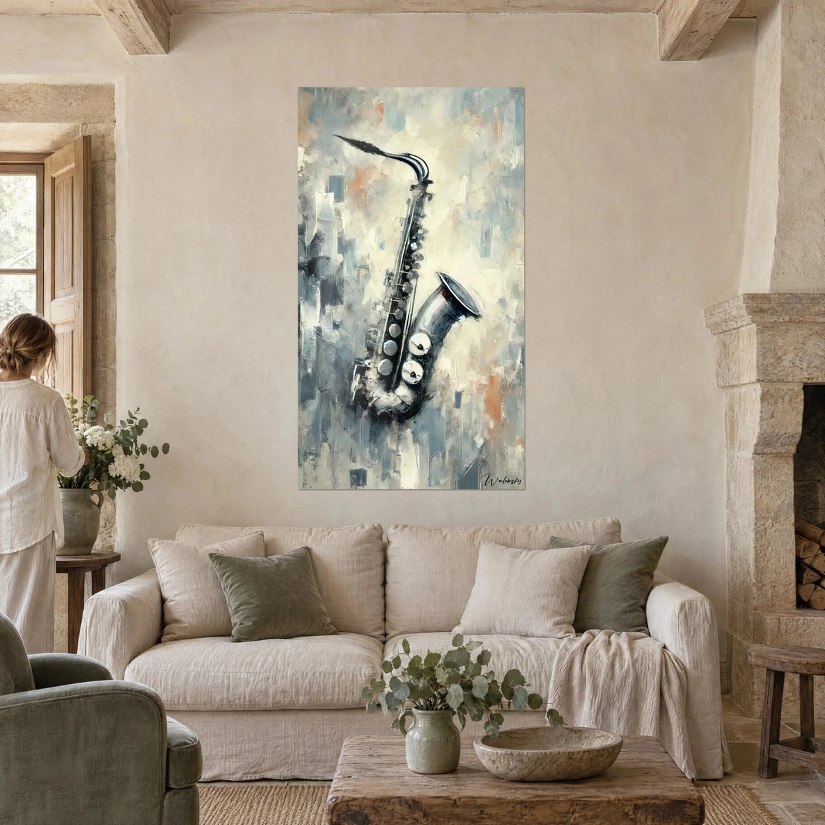 Πίνακας ασημένιο saxophone σε κρεμ φόντο, γκρι και πορτοκαλί πλήκτρα, άτομο από πίσω, πάνω από καναπέ σε φωτεινό σαλόνι